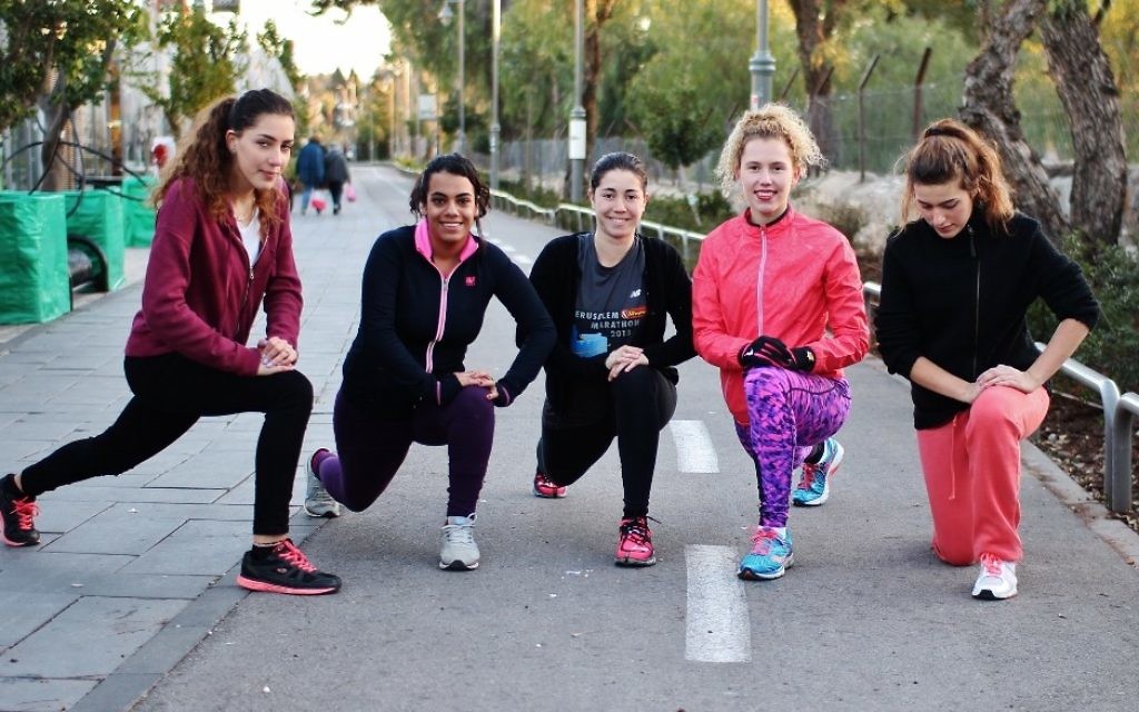 Cinq des coureuses de Runners Without Borders lors d'un entrainement, Shoshana Ben-David est la deuxième à droite (Crédit : Autorisation d'Itay Akirav) Cinq des coureuses de Runners Without Borders lors d'un entrainement, Shoshana Ben-David est la deuxième à droite (Crédit : Autorisation d'Itay Akirav)