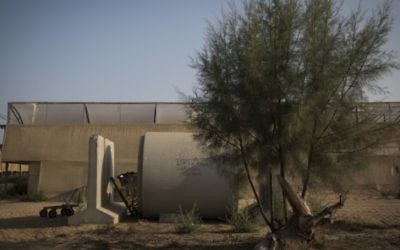 Un petit abri dans une ferme de fleurs dans le kibboutz Sde Nitzan, près de la frontière d'Israël avec la bande de Gaza, 20 juillet 2014. (Crédit photo: Hadas Parush / Flash90)