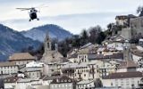 Un hélicoptère de la gendarmerie française survole Seyne-les-Alpes le 28 mars, 2015, près du site où un vol de Germanwings s'est écrasé dans les Alpes françaises, tuant la totalité des 150 passagers. (Crédit photo: AFP / JEFF PACHOUD)