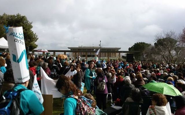 Des milliers de femmes manifestent à  Jérusalem le 4 mars 2015 (Crédit : Facebook de Women Wage Peace)