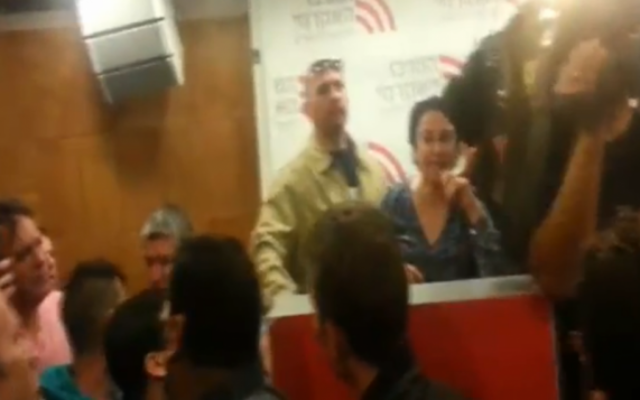La députée arabe Hanin Zoabi, quelques secondes  après avoir été aspergé par un militant ultra-nationaliste, le 3 mars  2015 (Capture d'écran)