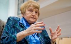 La survivante d'Auschwitz Eva Kor, le 21 avril 2015, à Lunebourg, dans le nord de l'Allemagne (Crédit : AFP PHOTO / POOL / JULIAN Stratenschulte)