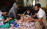 Dans cette photo prise le 10 avril 2015, une citoyenne pakistanaise, évacuée du Yémen, Saima Tanveer (2ème à droite) est avec ses enfants et son beau frère à son domicile à Peshawar. (Crédit : AFP PHOTO / A MAJEED)