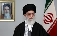 L'Ayatollah Ali Khamenei à l'occasion d'un discours à la nation à l'occasion de Noruz, le Nouvel An iranien, à Téhéran, le 20 mars 2014. (Crédit : bureau du Guide suprême/AFP)