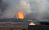 Les flammes et la fumée s'élevant du site d'une explosion qui a frappé un dépôt d'armes dans la deuxième ville du Yémen d'Aden le 28 mars 2015 Crédit : (Crédit : AFP PHOTO / Saleh al-Obeidi)