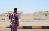 Un combattant chiite Houthi se tient en dehors de la résidence privée du président yéménite Abedrabbo Mansour Hadi dans le quartier de Khor Maksar de la ville côtière du sud du Yémen d'Aden le 2 avril 2015 (AFP PHOTO / Saleh al-Obeidi)