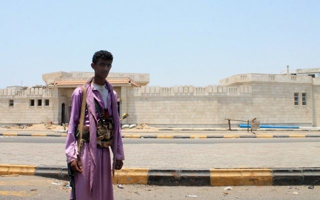 Un combattant chiite Houthi se tient en dehors de la résidence privée du président yéménite Abedrabbo Mansour Hadi dans le quartier de Khor Maksar de la ville côtière du sud du Yémen d'Aden le 2 avril 2015 (AFP PHOTO / Saleh al-Obeidi) Un combattant chiite Houthi se tient en dehors de la résidence privée du président yéménite Abedrabbo Mansour Hadi dans le quartier de Khor Maksar de la ville côtière du sud du Yémen d'Aden le 2 avril 2015 (AFP PHOTO / Saleh al-Obeidi)