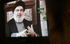 Un syrien regarde une interview de Hassan Nasrallah diffusé sur la chaîne de télévision officielle syrienne Al-Ikhbariya, à Damas, le 6 avril 2015. (Crédit : AFP / STR)