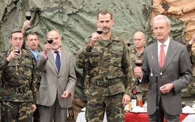 (De gauche à droite) le chef de l'armée espagnol Jaime Dominguez Buj, le deuxième responsable de l'ambassade d'Espagne au Liban Manuel Duran, le roi espagnol Felipe VI, et le ministre de la Défense espagnol Pedro Morenes, portant un toast aux troupes espagnoles dans la base militaire espagnole de Miguel de Cervantes dans la ville libanaise sud de Marjayoun, le 8 avril 2015. (Crédit : AFP PHOTO / NATALIA SANCHA)