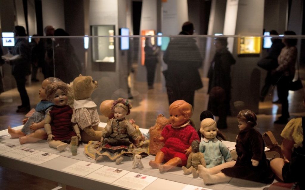 Jouets retrouvés appartenant aux enfants de la Shoah (Crédit :  AFP/MENAHEM KAHANA)