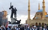 Des Chrétiens et des Musulmans se sont rassemblés sur la place des Martyrs dans le centre de Beyrouth le 12 avril 2015, à la veille du 40e anniversaire du début de la guerre civile au Liban. La guerre civile a duré 15 années sanglantes de 1975 à 1990, tuant plus de 150 000 personnes et laissant quelques 17 000 personnes disparus, selon les chiffres officiels (Crédit : AFP PHOTO / ANWAR AMRO)
