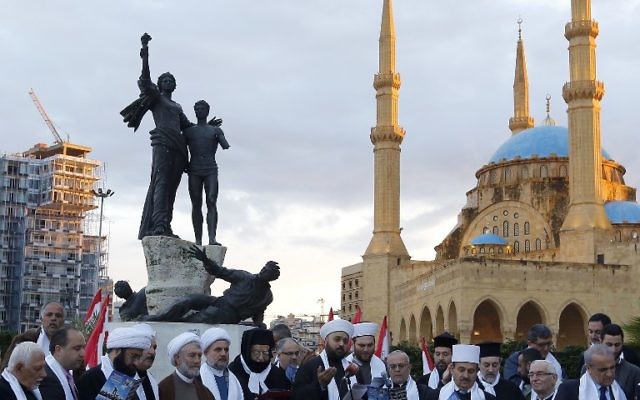Des Chrétiens et des Musulmans se sont rassemblés sur la place des Martyrs dans le centre de Beyrouth le 12 avril 2015, à la veille du 40e anniversaire du début de la guerre civile au Liban. La guerre civile a duré 15 années sanglantes de 1975 à 1990, tuant plus de 150 000 personnes et laissant quelques 17 000 personnes disparus, selon les chiffres officiels (Crédit : AFP PHOTO / ANWAR AMRO) Des Chrétiens et des Musulmans se sont rassemblés sur la place des Martyrs dans le centre de Beyrouth le 12 avril 2015, à la veille du 40e anniversaire du début de la guerre civile au Liban. La guerre civile a duré 15 années sanglantes de 1975 à 1990, tuant plus de 150 000 personnes et laissant quelques 17 000 personnes disparus, selon les chiffres officiels (Crédit : AFP PHOTO / ANWAR AMRO)