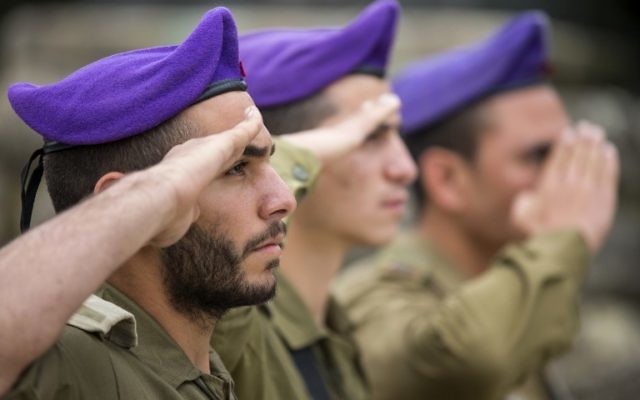 Des soldats israéliens observent les minutes de silence pour Yom HaShoah (Crédit : Jack Guez/AFP)