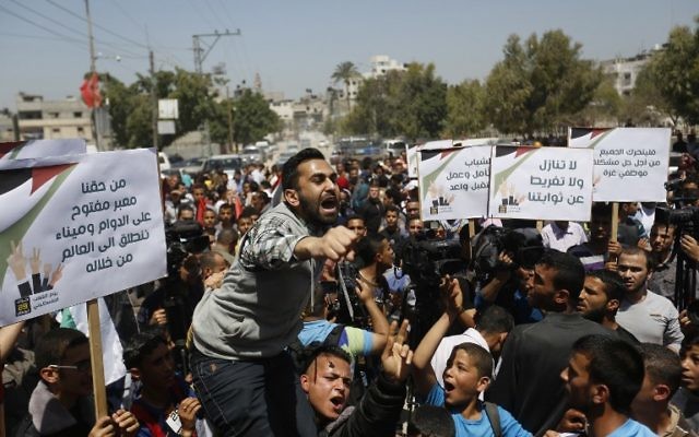 Des manifestants palestiniens défilent à Gaza, le 29 avril 2015. (Crédit : AFP) Des manifestants palestiniens défilent à Gaza, le 29 avril 2015. (Crédit : AFP)