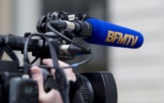 Un cameraman de la chaîne BFMTV (Crédit : Kenzo Triboullard/AFP)