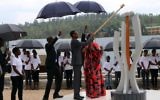 Le président rwandais Paul Kagame allume la Flamme du Souvenir au Mémorial du Génocide de Gisozi à Kigali le 7 avril 2015,  la première journée de deuil marquant les 21 ans du génocide de 1994 qui a coûté la vie à 800 000 personnes en plus de 100 jours.  (Crédit : Stéphanie Aglietti/AFP)
