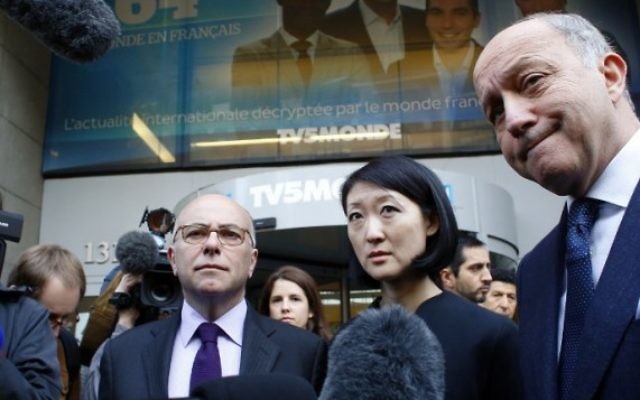 Laurent Fabius, à droite, avec le ministre de l'Intérieur Bernard Cazeneuve, à gauche, et la ministre de la Culture Fleur Pellerin s'adressant à la presse après avoir visité le siège de TV5Monde à Paris le 9 avril 2015 (Crédit : AFP / THOMAS SAMSON) Laurent Fabius, à droite, avec le ministre de l'Intérieur Bernard Cazeneuve, à gauche, et la ministre de la Culture Fleur Pellerin s'adressant à la presse après avoir visité le siège de TV5Monde à Paris le 9 avril 2015 (Crédit : AFP / THOMAS SAMSON)