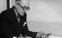 Photo prise en 1961 montre l'architecte suisse-français Charles-Edouard Jeanneret, dit Le Corbusier. La publication simultanée en France de plusieurs livres révèle le côté obscur de Le Corbusier, architecte le plus célèbre du 20e siècle, quelques semaines avant une grande exposition marquant le 50e anniversaire de sa mort au Centre Pompidou à Paris (Crédit : AFP PHOTO / STF)