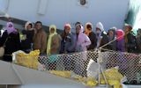 Illustration : Un bateau transportant des migrants arrive dans le port de Messine après une opération de sauvetage en mer le 18 avril, 2015 en Sicile. (Crédit : Giovanni Isolino / AFP)