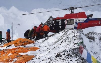 Une personne blessée est chargée dans un hélicoptère au Everest Base Camp, le 26 avril 2015 (AFP / Roberto Schmidt)
