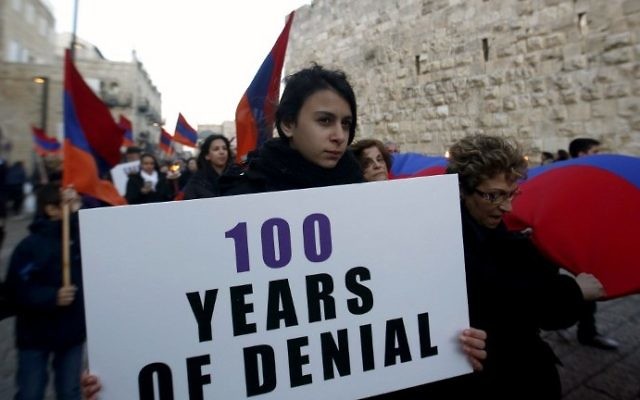 Les membres de la communauté arménienne défilent avec des drapeaux et des torches le 23 avril 2015 dans la Vieille Ville de Jérusalem, à la veille du 100e anniversaire du génocide arménien sous l'Empire ottoman en 1915. (Crédit : AFP / GALI TIBBON) Les membres de la communauté arménienne défilent avec des drapeaux et des torches le 23 avril 2015 dans la Vieille Ville de Jérusalem, à la veille du 100e anniversaire du génocide arménien sous l'Empire ottoman en 1915. (Crédit : AFP / GALI TIBBON)