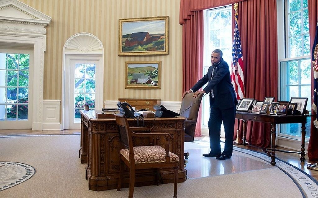 Le président américain Barack Obama au téléphone dans le bureau ovale le 25 juillet 2014 (Crédit : Pete Souza / Maison Blanche) Le président américain Barack Obama au téléphone dans le bureau ovale le 25 juillet 2014 (Crédit : Pete Souza / Maison Blanche)