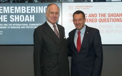 Le président du CMJ, Ronald S. Lauder, et le président du CICR, Peter Maurer, à Genève, lors de l'événement du 28 avril 2015 marquant le 70e anniversaire de la libération des camps nazis. (Crédit : Autorisation)