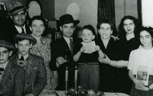 Les familles Switzer et Zysblat célèbrent la Pâque à Calgary en  1944 (Crédit : Société historique juive du sud de l'Alberta)