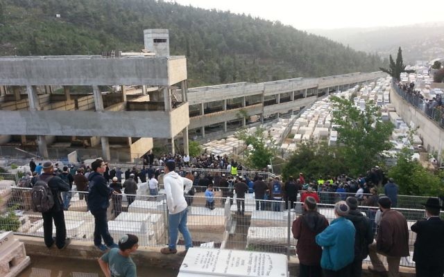 Enterrement de Shalom Sherki à Givat Shaul - 16 avril 2015 (Crédit : Judith Zaffran/Times of Israel) Enterrement de Shalom Sherki à Givat Shaul - 16 avril 2015 (Crédit : Judith Zaffran/Times of Israel)