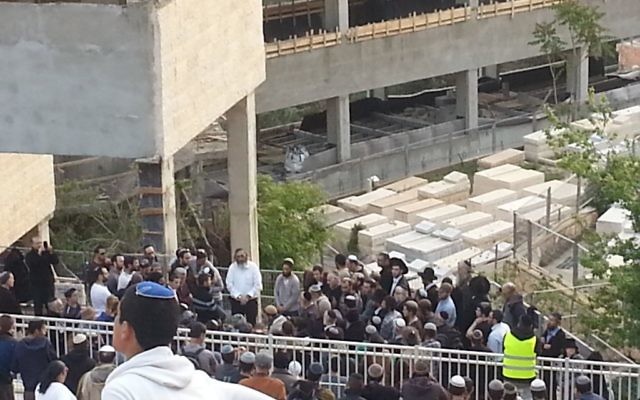 Enterrement de Shalom Sherki à Givat Shaul - 16 avril 2015 (Crédit : Judith Zaffran/Times of Israel) Enterrement de Shalom Sherki à Givat Shaul - 16 avril 2015 (Crédit : Judith Zaffran/Times of Israel)