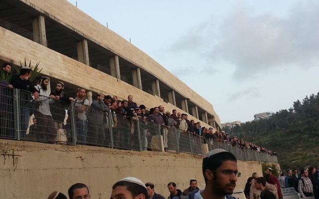 Enterrement de Shalom Sherki à Givat Shaul - 16 avril 2015 (Crédit : Judith Zaffran/Times of Israel) Enterrement de Shalom Sherki à Givat Shaul - 16 avril 2015 (Crédit : Judith Zaffran/Times of Israel)