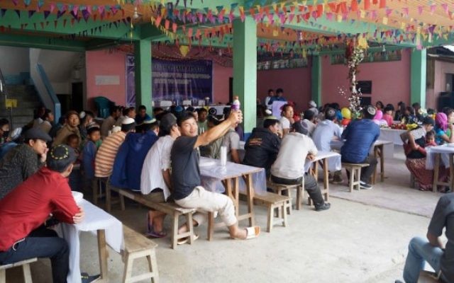 Des centaines de membres de la communauté des Bnei Menashe, lors d'un seder de Pessah à Churachandpur, dans l'état indien de Manipur, le 31 mars 2015. (Crédit : Jonathan Haukip / Shavei Israël) Des centaines de membres de la communauté des Bnei Menashe, lors d'un seder de Pessah à Churachandpur, dans l'état indien de Manipur, le 31 mars 2015. (Crédit : Jonathan Haukip / Shavei Israël)