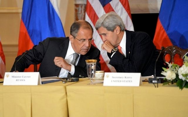 Serguei Lavrov, ministre russe des Affaires étrangères, à gauche, et son homologue américain John Kerrry à Washington, D.C, en août 2013. (Crédit : département d'Etat américain/Domaine public) Serguei Lavrov, ministre russe des Affaires étrangères, à gauche, et son homologue américain John Kerrry à Washington, D.C, en août 2013. (Crédit : département d'Etat américain/Domaine public)