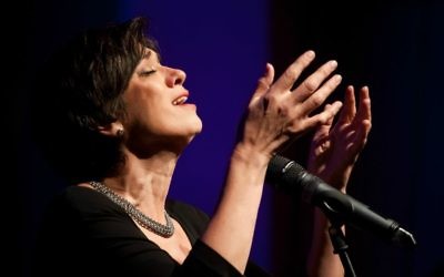 La chanteuse yiddish Bente Kahan. (Crédit : Autorisation)