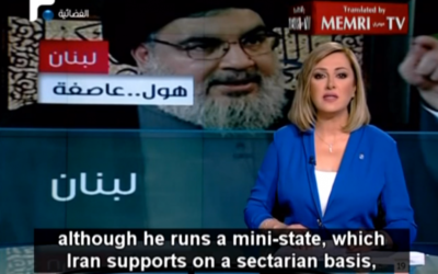 Capture d’écran de la présentatrice libanaise, Hanadi Zaidan, qui fustige Hassan Nasrallah et le Hezbollah (Crédit : YouTube/MEMRI)
