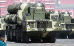 Des missiles S-300 pendant la parade de la Victoire sur la place rouge à Moscou, le 9 mai 2009. (Crédit : Kremlin.ru/CC BY 3.0  via Wikimedia Commons)