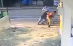 Capture d’écran de la bagarre musclée entre la police israélienne et un soldat éthiopien israélien (Crédit : YouTube)