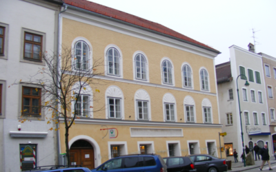 La maison natale d'Adolf Hitler à Braunau-am-Inn, en Autriche, près de la frontière allemande. (Crédit : CC BY-SA 3.0/Mattes)