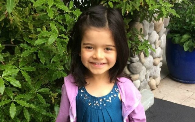 Eli, 7 ans, nés dans un corps de garçon vit comme une fille et fréquente une école juive en Californie. (Crédit : Autorisation)