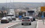 Des voitures israéliennes passent par un point de contrôle sur la route 443, en Cisjordanie. (Crédit : Gili Yaari/Flash90)