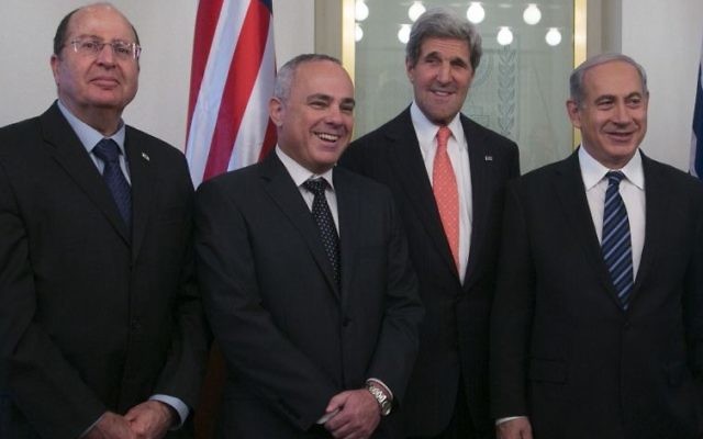 Le secrétaire d'Etat américain John Kerry avec le ministre de la Défense Moshe Yaalon (à gauche), le ministre Yuval Steinitz (deuxième à gauche), et le Premier ministre Benjamin Netanyahu, à Jérusalem, le 23 mai 2013 (Crédit : Marc Israël Sellem / POOL / FLASH90) Le secrétaire d'Etat américain John Kerry avec le ministre de la Défense Moshe Yaalon (à gauche), le ministre Yuval Steinitz (deuxième à gauche), et le Premier ministre Benjamin Netanyahu, à Jérusalem, le 23 mai 2013 (Crédit : Marc Israël Sellem / POOL / FLASH90)