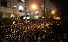 Des milliers de personnes ont assisté aux funérailles de Rabbi Shmuel Wosner le 4 avril 2015 à Bnei Brak. (Crédit : Flash90)
