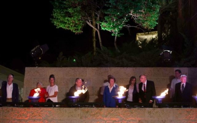 Les survivants, souvent accompagnés de leurs enfants ou petits-enfants, ont allumé six torches à Yad Vashem, à la veille du Jour de la Commémoration l'Holocauste (Crédit : Yonatan Sindel / flash 90) Les survivants, souvent accompagnés de leurs enfants ou petits-enfants, ont allumé six torches à Yad Vashem, à la veille du Jour de la Commémoration l'Holocauste (Crédit : Yonatan Sindel / flash 90)