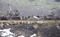 L'armée israélienne en état d'alerte dans le plateau du Golan, lundi mardi 27 janvier 2015, après avoir répondu à des tirs d'artillerie et à deux attaques à la roquette lancées depuis le territoire syrien. (Crédit : Basal Awidat / Flash90)