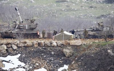 L'armée israélienne en état d'alerte dans le plateau du Golan, lundi mardi 27 janvier 2015, après avoir répondu à des tirs d'artillerie et à deux attaques à la roquette lancées depuis le territoire syrien. (Crédit : Basal Awidat / Flash90)