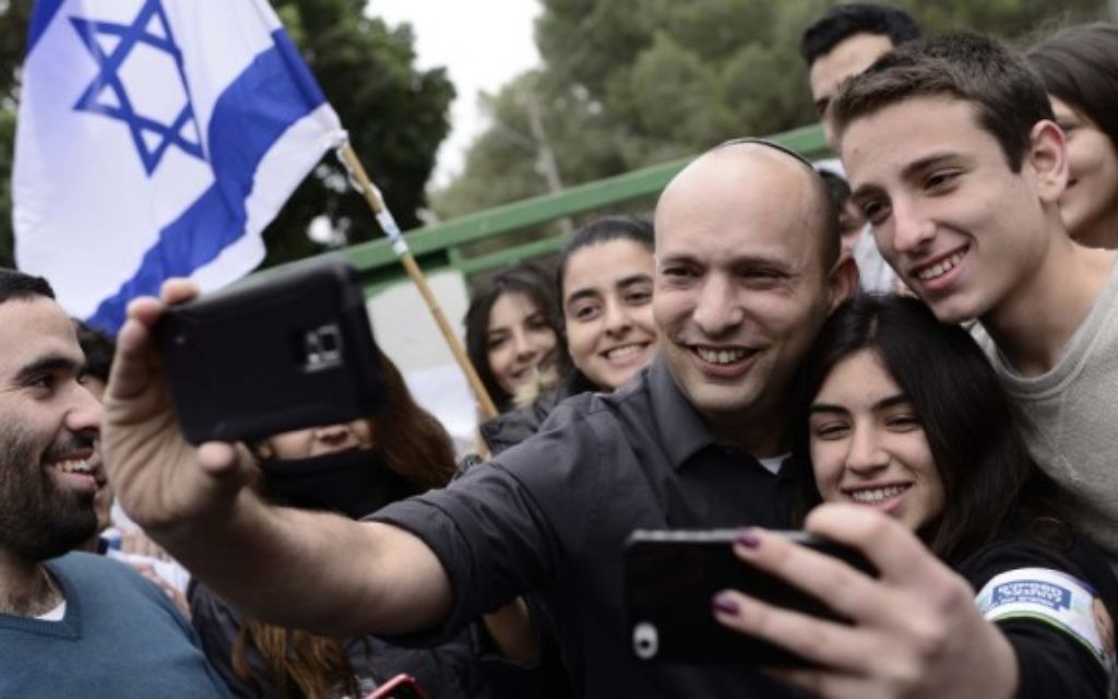 Naftali Bennett pose avec des élèves de l'école Bleich de Ramat Gan, le 12 février 2015. (Crédit : Tomer Neuberg/Flash90) Naftali Bennett pose avec des élèves de l'école Bleich de Ramat Gan, le 12 février 2015. (Crédit : Tomer Neuberg/Flash90)