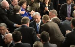 Le Premier ministre Benjamin Netanyahu avec des membres du Congrès américain avant son discours devant les deux chambres  à Washington, le 3 mars 2015. (Crédit : Amos Ben Gershom/GPO)