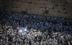 Des fidèles au mur Occidental lors de la prière des Cohanim (Crédit : Hadas Paruch/Flash 90)