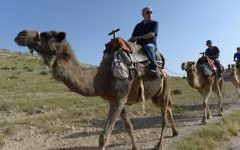Benjamin Netanyahu, sa femme, Sara, et leurs deux fils, Yair et Avner, ont fait une randonnée dans le désert du Néguev pour Pessah (Crédit : Amos Ben Gershom/GPO)