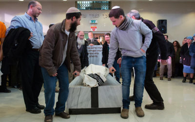 .Enterrement de Shalom Sherki à Givat Shaul - 16 avril 2015 (Crédit : Flash 90)